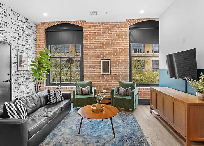 Beautiful Downtown 2 Bedroom 2 Bath Condo 3 Blocks From Superdome Or Parade Route