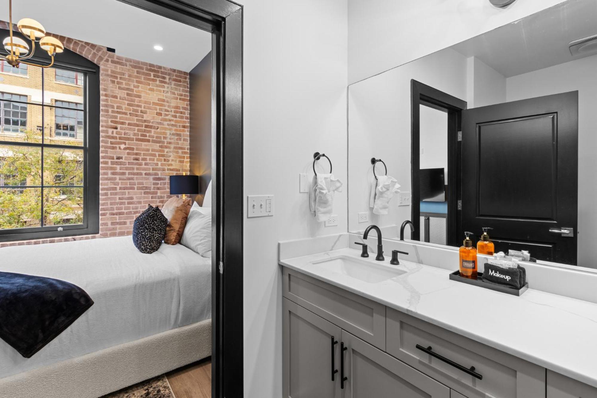 Hotel Beautiful Downtown 2 Bedroom 2 Bath 3 Blocks From Superdome Or Parade Route *