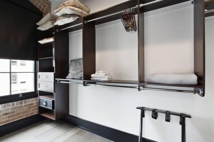 Beautiful Downtown 2 Bedroom 2 Bath 3 Blocks From Superdome Or Parade Route