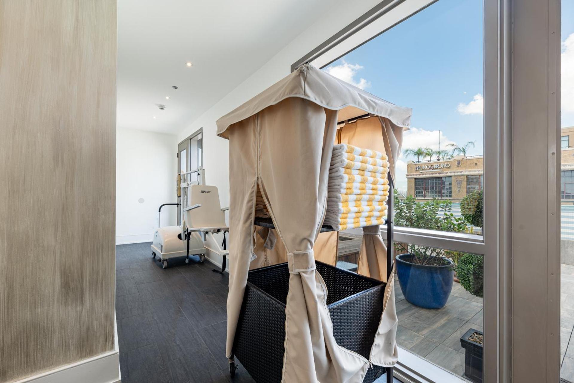 Hotel Beautiful Downtown 2 Bedroom 2 Bath 3 Blocks From Superdome Or Parade Route