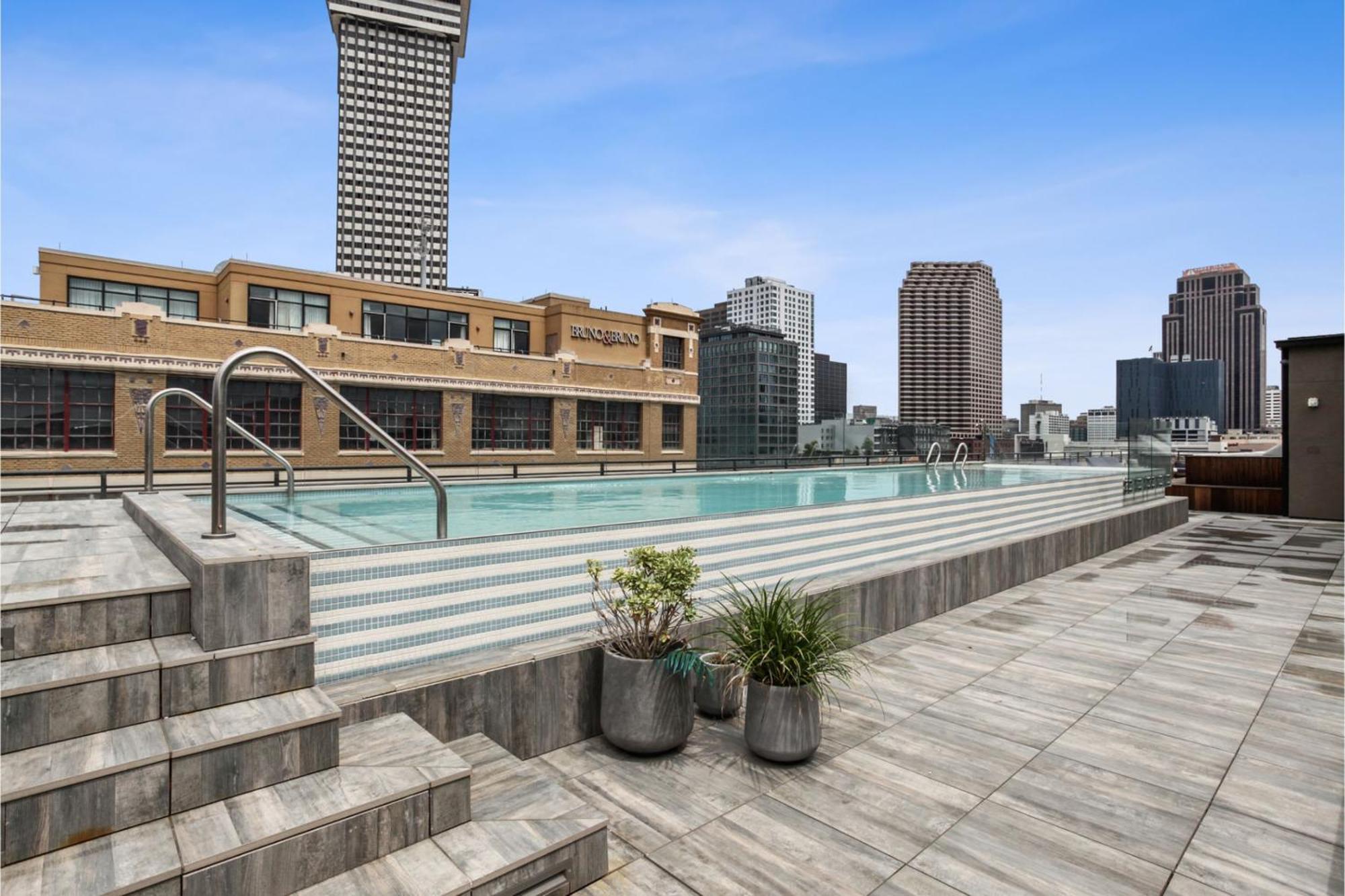 Beautiful Downtown 2 Bedroom 2 Bath 3 Blocks From Superdome Or Parade Route *