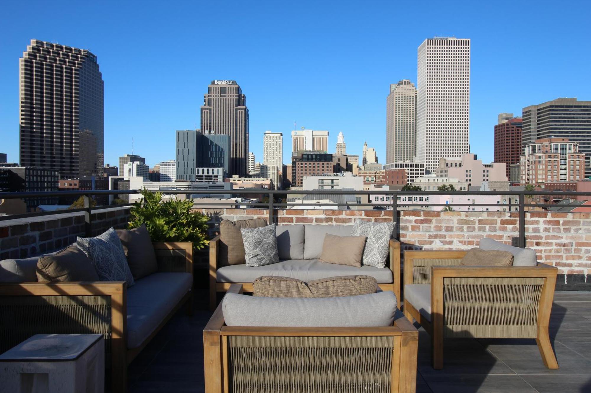 Beautiful Downtown 2 Bedroom 2 Bath 3 Blocks From Superdome Or Parade Route Hotel