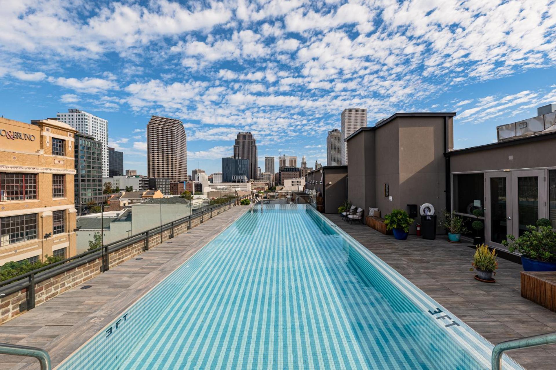 Beautiful Downtown 2 Bedroom 2 Bath 3 Blocks From Superdome Or Parade Route *