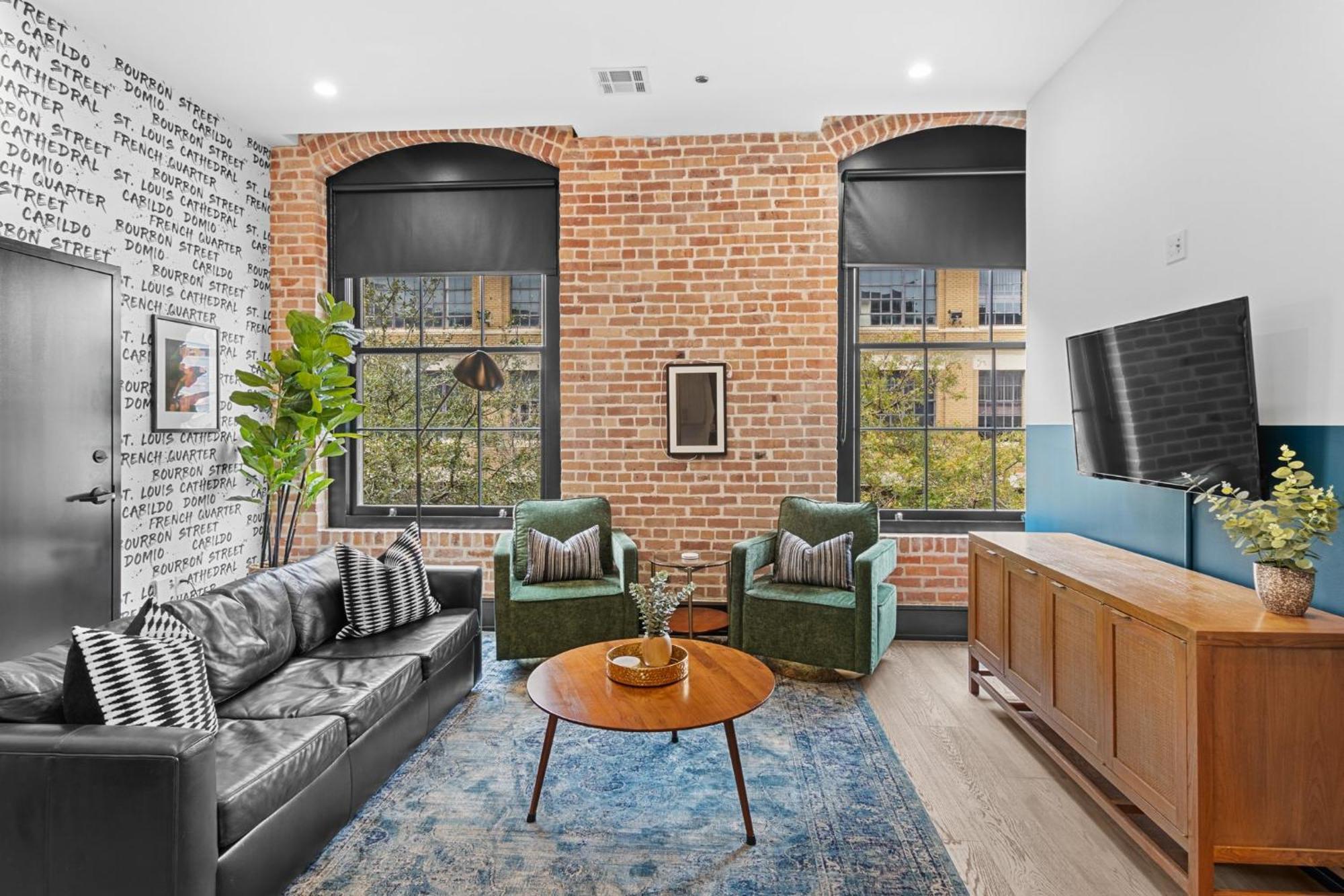 Beautiful Downtown 2 Bedroom 2 Bath 3 Blocks From Superdome Or Parade Route